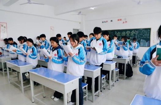 人生滚烫，向上生长，一起燃爆新学期！(图2)