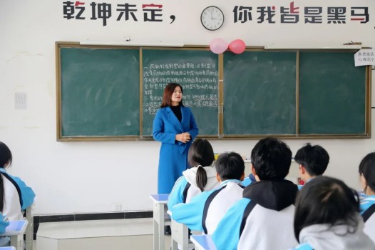 班主任专访 | 从“监督者”到“同行者”,她用心折射教育的温度(图4) 班主任专访 | 从“监督者”到“同行者”,她用心折射教育的温度(图4)