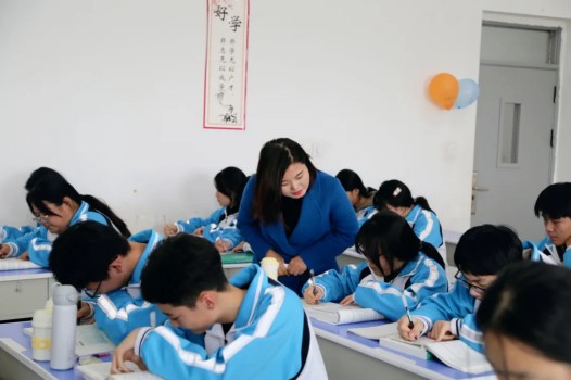 班主任专访 | 从“监督者”到“同行者”,她用心折射教育的温度(图10) 班主任专访 | 从“监督者”到“同行者”,她用心折射教育的温度(图10)