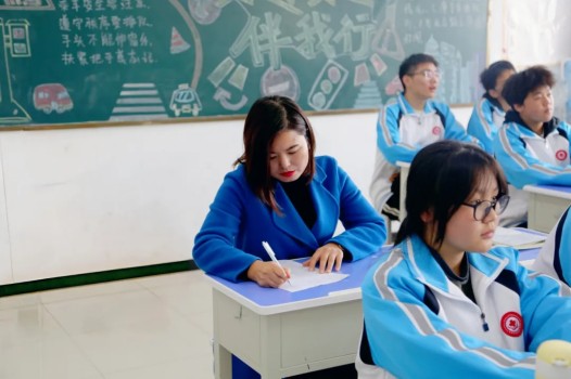 班主任专访 | 从“监督者”到“同行者”,她用心折射教育的温度(图12) 班主任专访 | 从“监督者”到“同行者”,她用心折射教育的温度(图12)