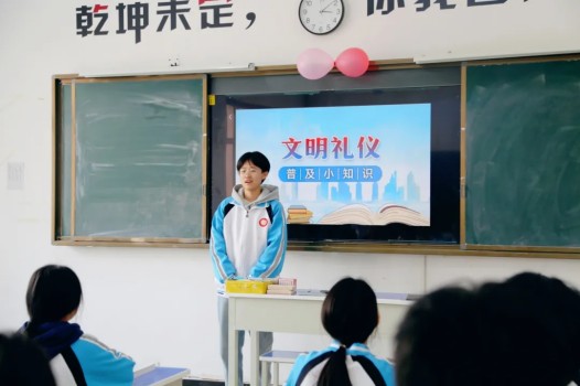 班主任专访 | 从“监督者”到“同行者”,她用心折射教育的温度(图14) 班主任专访 | 从“监督者”到“同行者”,她用心折射教育的温度(图14)