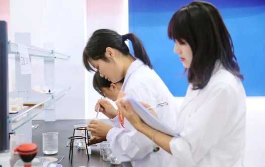 实训现场「卷」起来！看医科学子如何抢占未来职业赛道？(图17)