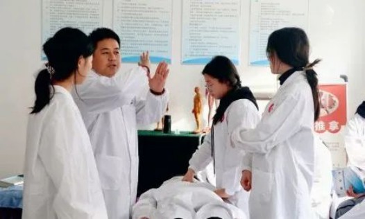 实训现场「卷」起来！看医科学子如何抢占未来职业赛道？(图18)