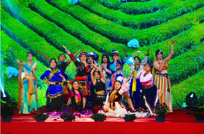 青春作答,祖国听!这场迎新晚会当“燃”要看(图5) 青春作答,祖国听!这场迎新晚会当“燃”要看(图5)