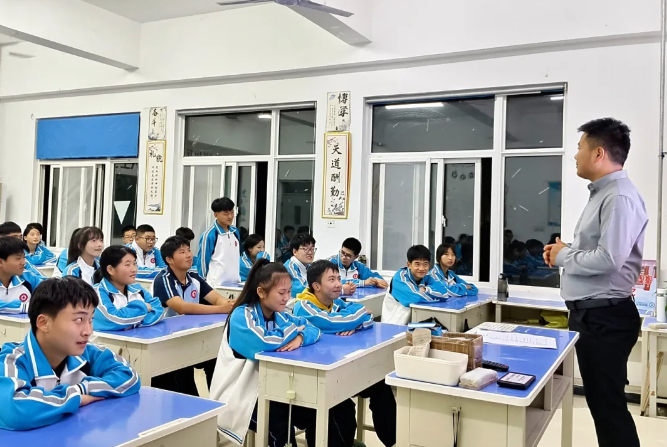 1+1>2,这堂班会课解锁成长最优解!(图3) 1+1>2,这堂班会课解锁成长最优解!(图3)